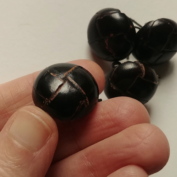 ❤5/10 four vintage dark brown buttons - Picture 1 of 5